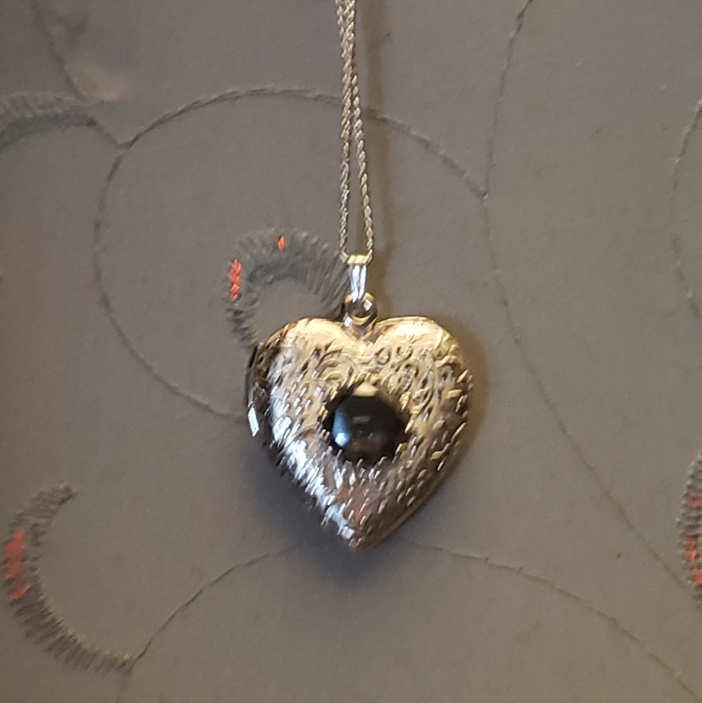 Heart Locket 🌹 Silver Valentine's Day ❤️🎀❤️ FREE 🌈 Heart Special ❤️ - Picture 8 of 13